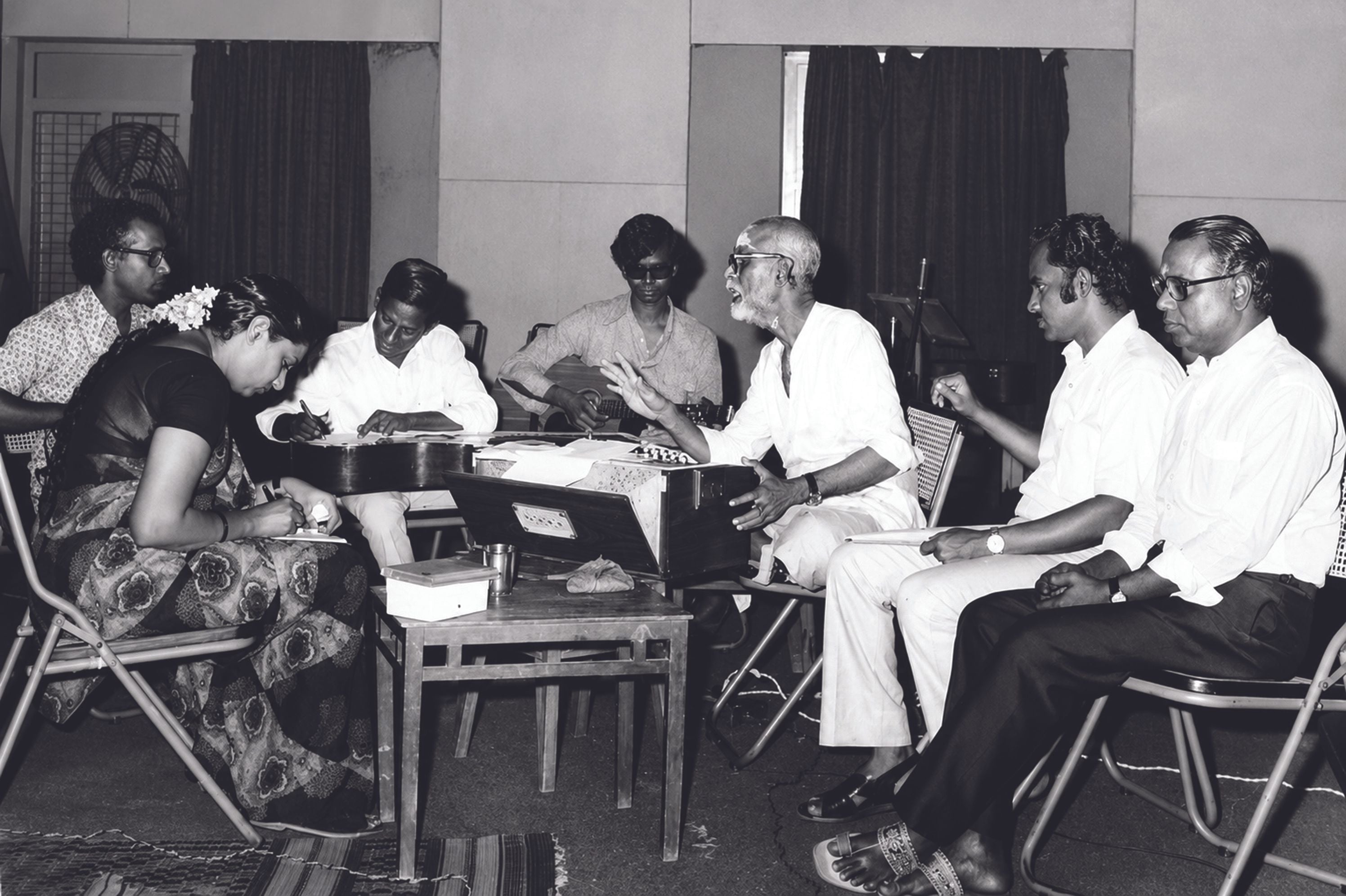 ‘മരഗതവീണ’ എന്ന ചിത്രത്തിലെ പാട്ട്‌  റെക്കോഡിങ്‌  വേളയിൽ എസ്‌ ജാനകിക്ക്‌ നിർദേശങ്ങൾ നൽകുന്ന  സംഗീതസംവിധായകൻ വി ദക്ഷിണാമൂർത്തി 