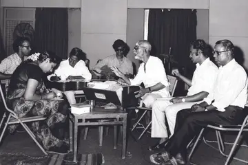 ‘മരഗതവീണ’ എന്ന ചിത്രത്തിലെ പാട്ട് റെക്കോഡിങ് വേളയിൽ എസ് ജാനകിക്ക് നിർദേശങ്ങൾ നൽകുന്ന സംഗീതസംവിധായകൻ വി ദക്ഷിണാമൂർത്തി