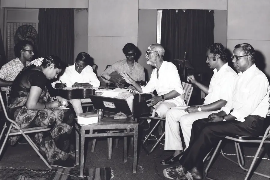 ‘മരഗതവീണ’ എന്ന ചിത്രത്തിലെ പാട്ട് റെക്കോഡിങ് വേളയിൽ എസ് ജാനകിക്ക് നിർദേശങ്ങൾ നൽകുന്ന സംഗീതസംവിധായകൻ വി ദക്ഷിണാമൂർത്തി