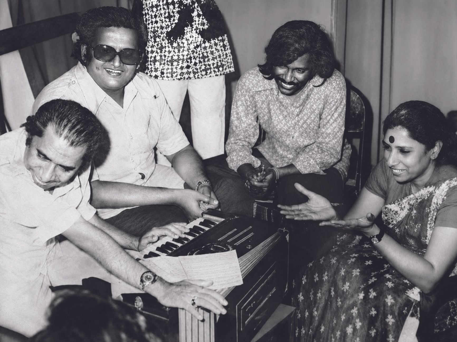 എ ടി ഉമ്മർ, അഗസ്‌റ്റിൻ പ്രകാശ്‌, ബിച്ചു തിരുമല, എസ്‌ ജാനകി. ‘സൂത്രക്കാരി’ സിനിമയുടെ റെക്കോഡിങ്‌ വേളയിൽ 