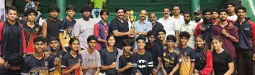 വുഷു ചാമ്പ്യൻഷിപ്പിലെ ജേതാക്കൾക്ക്‌  ജില്ലാ സ്പോർട്സ് കൗൺസിൽ പ്രസിഡന്റ് സി സുമേഷ്  സമ്മാനങ്ങൾ വിതരണം ചെയ്യുന്നു