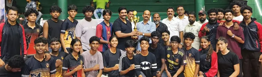 വുഷു ചാമ്പ്യൻഷിപ്പിലെ ജേതാക്കൾക്ക്‌  ജില്ലാ സ്പോർട്സ് കൗൺസിൽ പ്രസിഡന്റ് സി സുമേഷ്  സമ്മാനങ്ങൾ വിതരണം ചെയ്യുന്നു