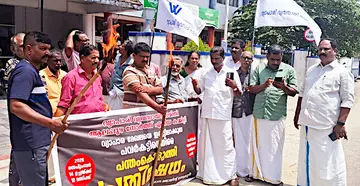 ആലപ്പുഴ വൈദ്യുതി ഭവനിലേക്ക് വ്യാപാരി വ്യവസായി സമിതി നോർത്ത് ഏരിയാ കമ്മിറ്റിയുടെ നേതൃത്വത്തിൽ നടന്ന പ്രതിഷേധം സംസ്ഥാന ജോയിന്റ് സെക്രട്ടറി ടി വി ബൈജു ഉദ്ഘാടനംചെയ്യുന്നു