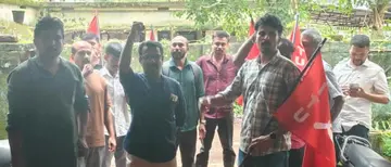 സ്ഥലംമാറ്റം അട്ടിമറിച്ചതിനെതിരെ വാട്ടർ അതോറിറ്റി ജീവനക്കാർ മണ്ണാർക്കാട് ഓഫീസിൽ സംഘടിപ്പിച്ച പ്രതിഷേധം
ജില്ലാ സെക്രട്ടറി കെ പ്രശോഭ് ഉദ്ഘാടനം ചെയ്യുന്നു