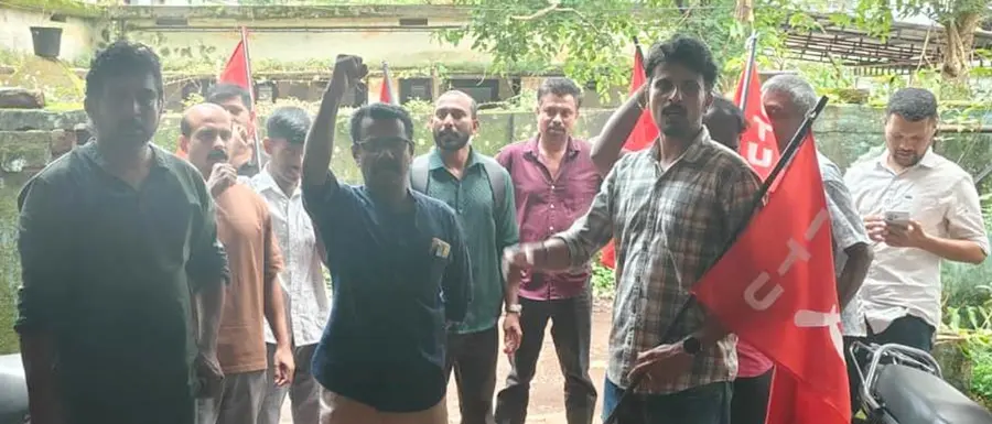 സ്ഥലംമാറ്റം അട്ടിമറിച്ചതിനെതിരെ വാട്ടർ അതോറിറ്റി ജീവനക്കാർ മണ്ണാർക്കാട് ഓഫീസിൽ സംഘടിപ്പിച്ച പ്രതിഷേധം
ജില്ലാ സെക്രട്ടറി കെ പ്രശോഭ് ഉദ്ഘാടനം ചെയ്യുന്നു