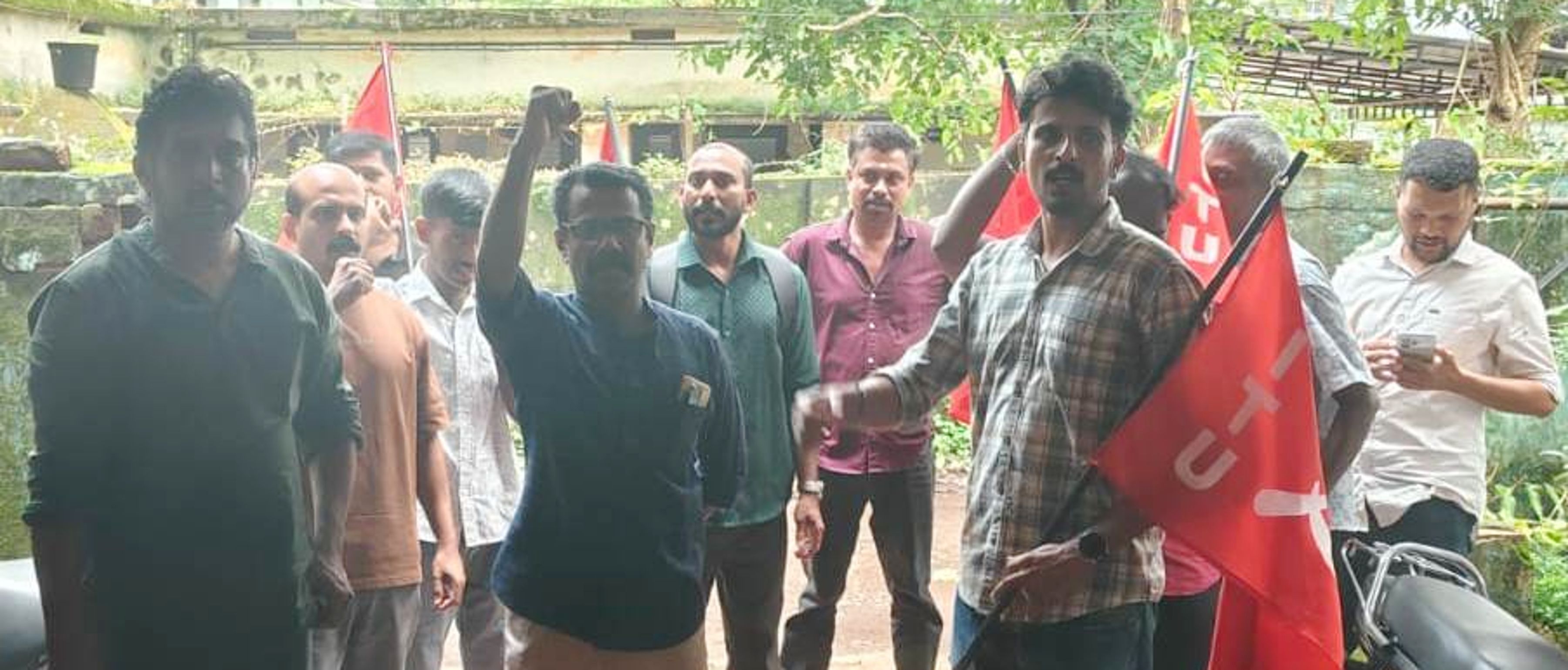 സ്ഥലംമാറ്റം അട്ടിമറിച്ചതിനെതിരെ വാട്ടർ അതോറിറ്റി ജീവനക്കാർ മണ്ണാർക്കാട്‌ ഓഫീസിൽ സംഘടിപ്പിച്ച പ്രതിഷേധം  ജില്ലാ സെക്രട്ടറി കെ പ്രശോഭ് ഉദ്‌ഘാടനം ചെയ്യുന്നു