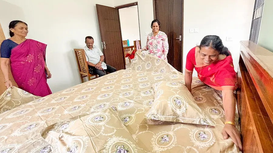 ഞായറാഴ്ച ടൗൺഷിപ്പിൽ പാലുകാച്ചുന്ന വീട്ടിൽ ഗൃഹനാഥ ലാലു വിജയനും
കുടുംബാംഗങ്ങളും അവസാന ഒരുക്കത്തിൽ