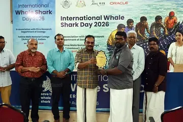 മത്സ്യത്തൊഴിലാളികൾക്ക്‌ പ്രിൻസിപ്പൽ ചീഫ് കൺസർവേറ്റർ ഓഫ് ഫോറസ്റ്റ്സ് പ്രമോദ്‌ ജി കൃഷ്‌ണൻ ഉപഹാരം നൽകുന്നു 