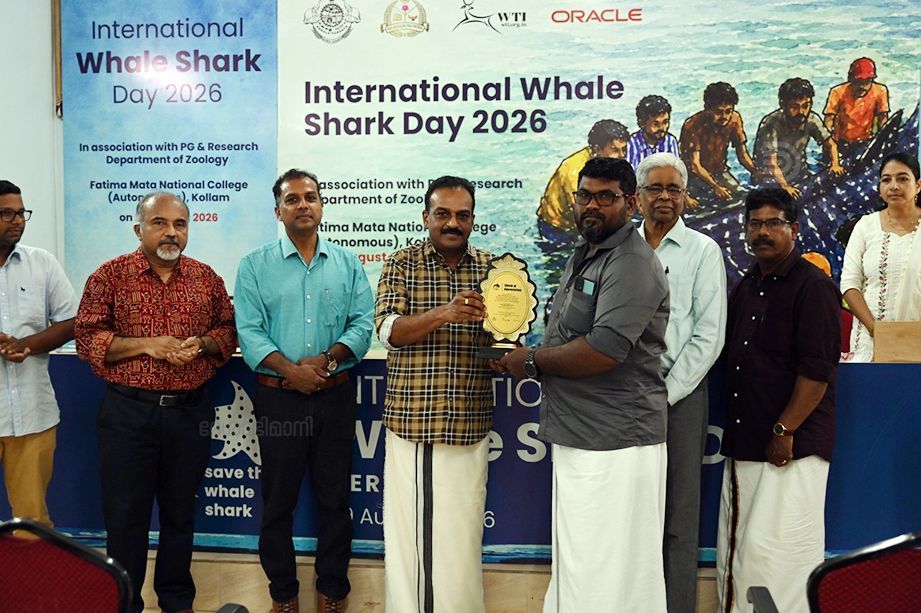 മത്സ്യത്തൊഴിലാളികൾക്ക്‌ പ്രിൻസിപ്പൽ ചീഫ് കൺസർവേറ്റർ ഓഫ് ഫോറസ്റ്റ്സ് പ്രമോദ്‌ ജി കൃഷ്‌ണൻ ഉപഹാരം നൽകുന്നു 
