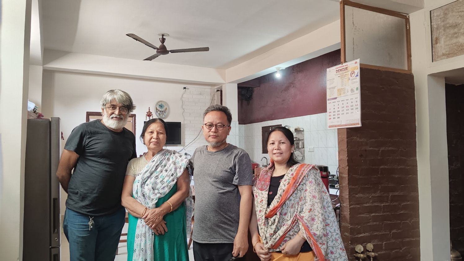 മണിപ്പുരി സിനിമാസംവിധായകൻ പബൻ കുമാർ ഹോബാമിനും കുടുംബത്തിനുമൊപ്പം വേണു