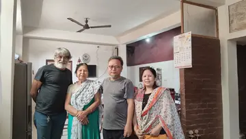 മണിപ്പുരി സിനിമാസംവിധായകൻ പബൻ കുമാർ ഹോബാമിനും കുടുംബത്തിനുമൊപ്പം വേണു