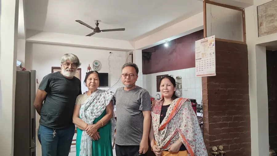 മണിപ്പുരി സിനിമാസംവിധായകൻ പബൻ കുമാർ ഹോബാമിനും കുടുംബത്തിനുമൊപ്പം വേണു