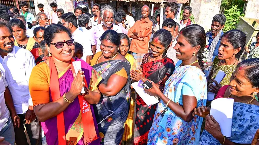 കീഴ്വേലൂർ മണ്ഡലത്തിൽ സിപിഐ എം സ്ഥാനാർഥി ടി ലത വോട്ടഭ്യർഥിക്കുന്നു ഫോട്ടോ: ശരത് കൽപ്പാത്തി