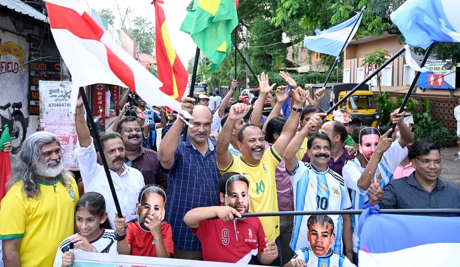 ഫിഫ വേള്ഡ് കപ്പ് 2026ന്റെ ഭാഗമായി മൂന്നാലിങ്ങലില് നടക്കുന്ന പ്രീമിയര് ലീഗ് 2026 വിളംബര ജാഥ മേയര് ഒ.സദാശിവന് ഫ്ലാഗ് ഓഫ് ചെയ്യുന്നു