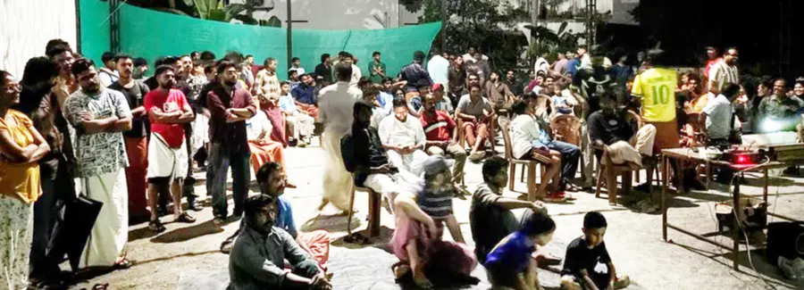  ‘പുസ്‌തകക്കൂട്‌’ വായനശാല ഒരുക്കിയ ബിഗ് സ്ക്രീൻ പ്രദർശനം കാണാനെത്തിയവർ
