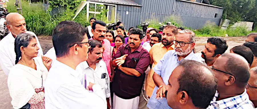 എ എസ് കനാലിൽ നിർമിച്ച ചിറ പൊളിച്ച് കൂടുതൽ കുഴൽ സ്ഥാപിക്കണമെന്ന് ആവശ്യപ്പെട്ട് പി പ്രസാദ് എംഎൽഎയുടെ നേതൃത്വത്തിൽ നിർമാണ കമ്പനിയുടെ കണിച്ചുകുളങ്ങര കവലയിലെ യാർഡ് ഉപരോധിച്ച് അധികൃതരുമായി ചർച്ച നടത്തുന്നു