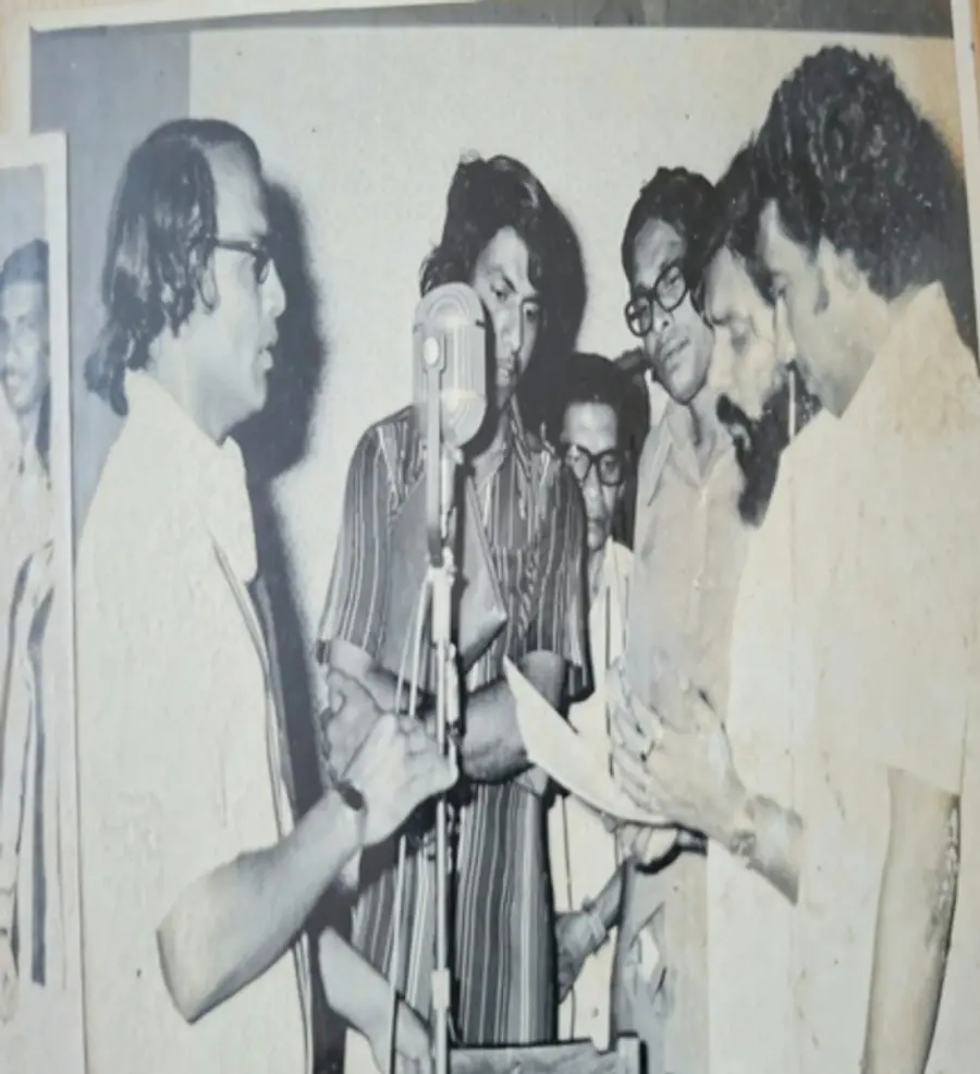 യേശുദാസിന് കൃഷ്ണദാസ് ഇൗണം പറഞ്ഞു നൽകുന്നു (ഫയൽ ചിത്രം)