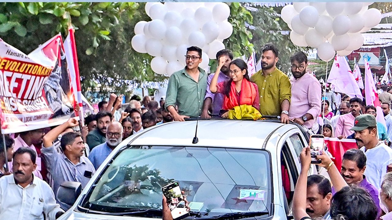 വിഴിഞ്ഞത്ത് നടന്ന ഡിവൈഎഫ്ഐ യങ് ഇന്ത്യ പരിപാടിയിൽ പങ്കെടുക്കാനെത്തിയ എസ്എഫ്ഐ അഖിലേന്ത്യ ജോയിന്റ് സെക്രട്ടറി ഐഷി ഘോഷ് വേദിയിലേക്ക്