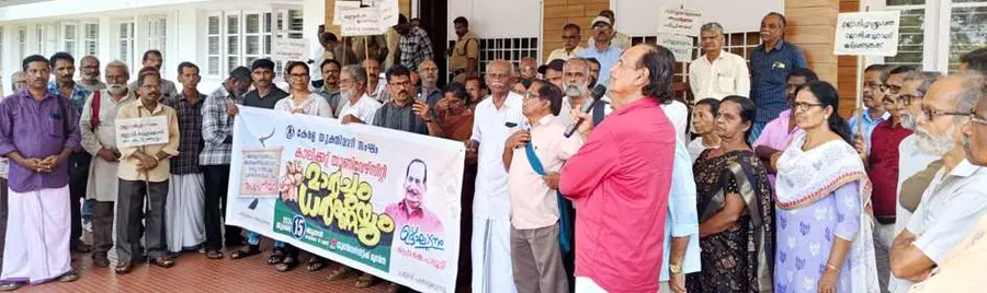  കേരള യുക്തിവാദി സംഘത്തിന്റെ നേതൃത്വത്തിൽ കലിക്കറ്റ് സർവകലാശാലയിലേക്ക് നടന്ന മാർച്ച് പ്രൊഫ. കെ പാപ്പുട്ടി  ഉദ്ഘാടനം ചെയ്യുന്നു